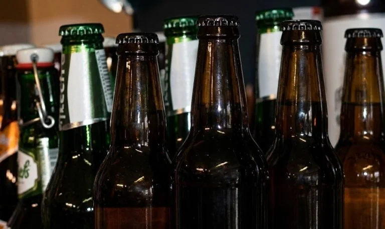 Proponen eliminar los horarios para vender alcohol y habilitar la venta en kioscos porteños