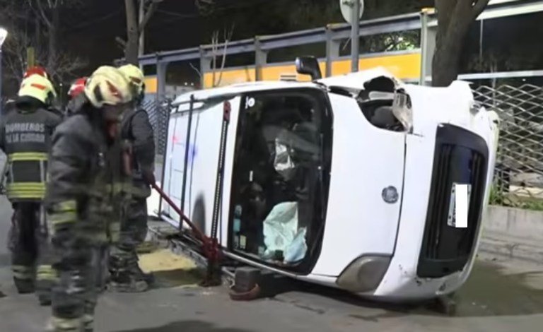 Tres jóvenes resultaron heridos tras el vuelco de una camioneta en Villa Lugano