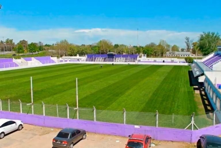 Villa Soldati lidera el ranking de barrios porteños con más canchas de fútbol, según un relevamiento urbano